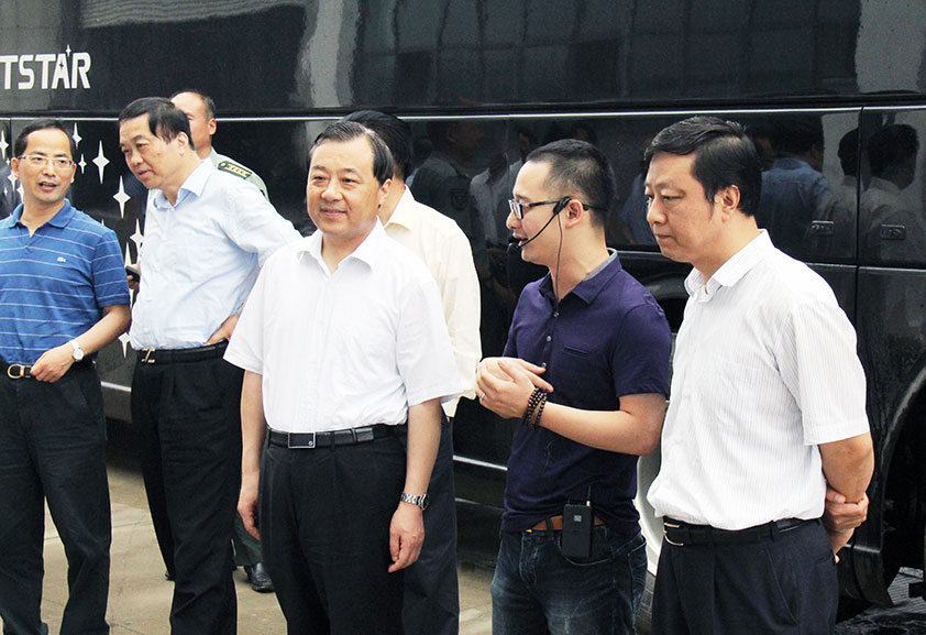 揚州市委書記謝正義率政府四套班子成員考察方廣揚州生產中心